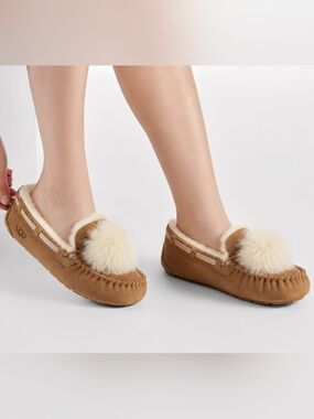 NWT UGG Australia Sheepskin Moccasin Slippers size EU 38